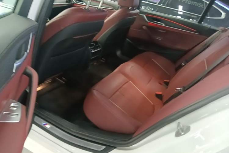 Used BMW 5 Series 2022 Restyled 530Li Leading Edition M Sport Package Left Rear Seat