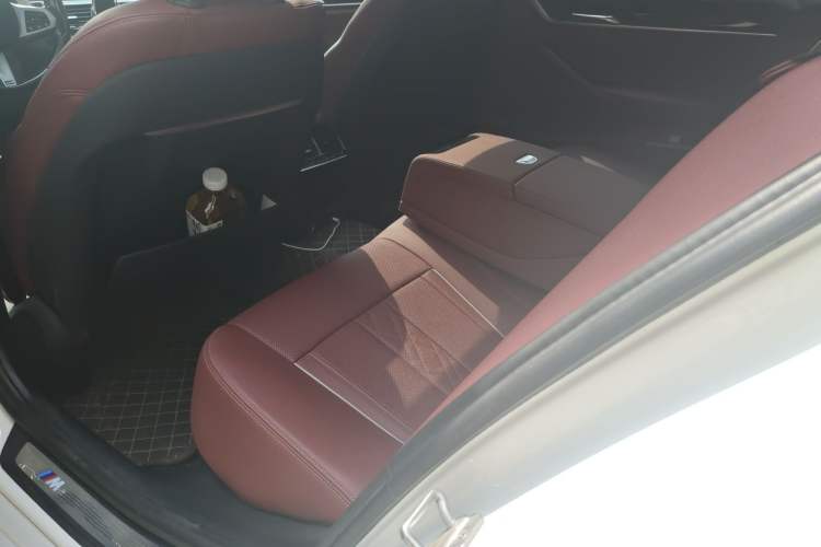 Used BMW 5 Series 2022 Restyled 530Li Leading Edition M Sport Package Left Rear Seat