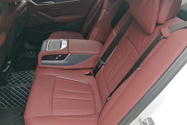 Used BMW 5 Series 2022 Second Facelift 530Li Luxury Version M Sport Package Left Rear Seat