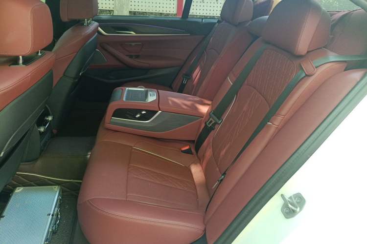 Used BMW 5 Series 2022 Second Facelift 530Li Luxury Version M Sport Package Left Rear Seat