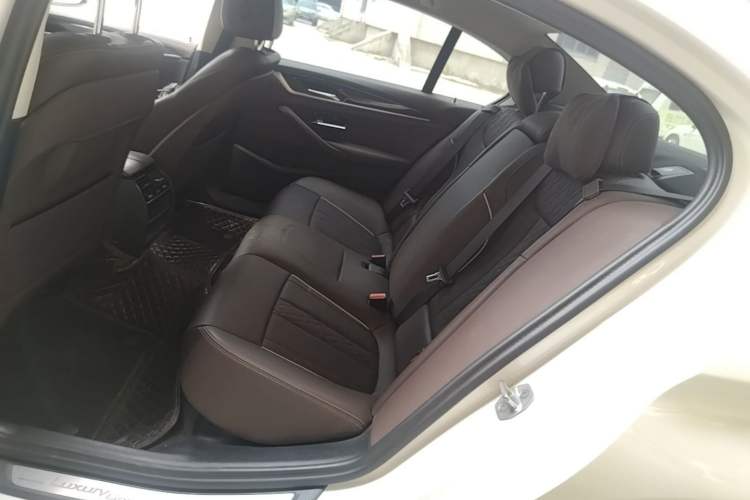 Used BMW 5 Series 2022 Second Facelift 525Li Luxury Package Left Rear Seat