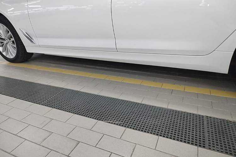 Used BMW 5 Series 2022 Second Facelift 525Li Luxury Package Left Side Sill