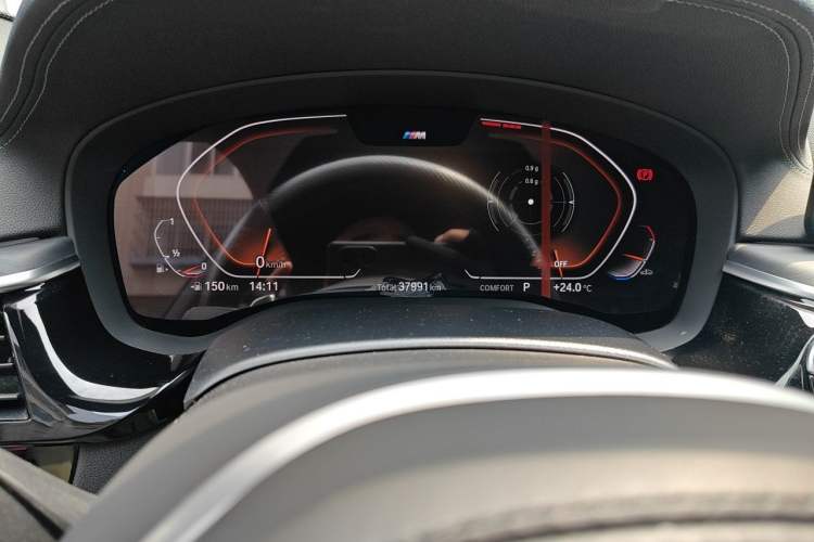 Used BMW 5 Series 2022 Second Facelift 530Li Luxury Version M Sport Package Odometer Close Up