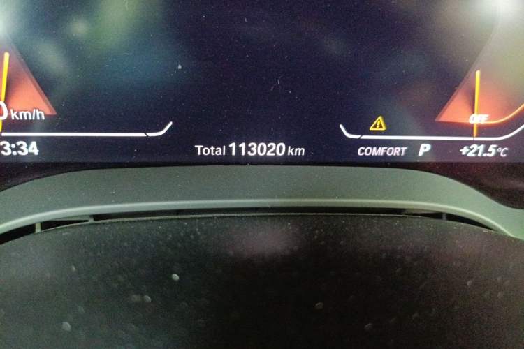 Used BMW 5 Series 2022 Second Facelift 530Li Luxury Version M Sport Package Odometer Close Up