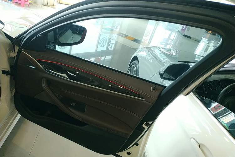 Used BMW 5 Series 2022 Restyled 525Li Luxury Package Right Front Door Interior