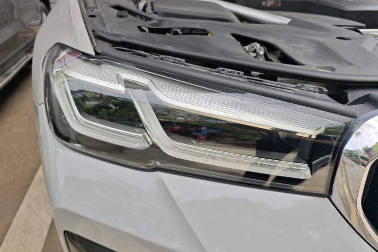 Used BMW 5 Series 2022 530Li Luxury Edition M Sport Package Right Front Headlight