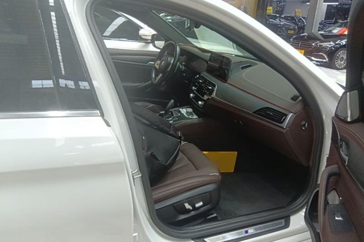 Used BMW 5 Series 2022 Second Facelift 530Li Leading Edition M Sport Package Right Front Seat