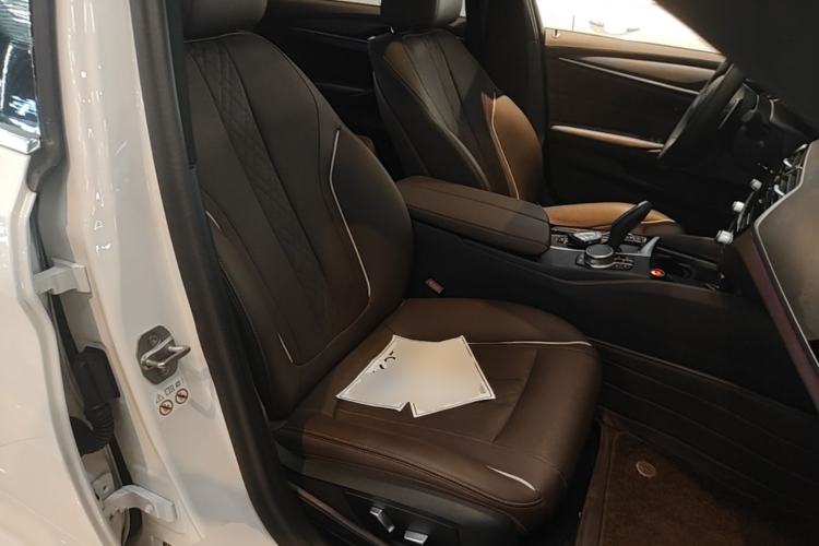 Used BMW 5 Series 2022 Second Facelift 530Li Leading Edition M Sport Package Right Front Seat
