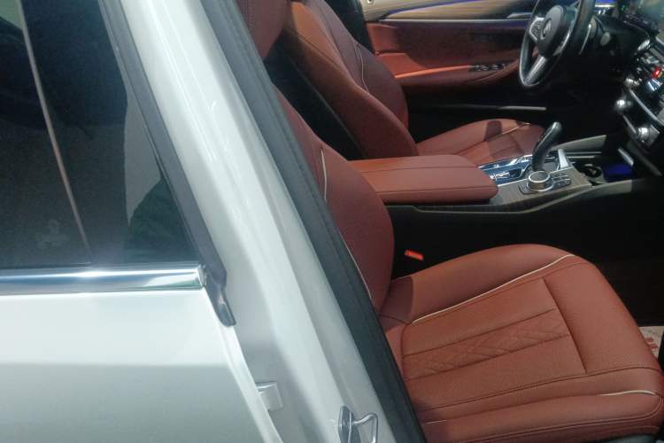 Used BMW 5 Series 2022 Restyled 530Li Leading Edition M Sport Package Right Front Seat