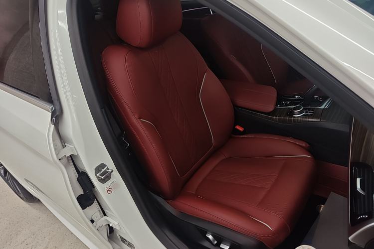Used BMW 5 Series 2022 Restyled 530Li Leading Edition M Sport Package Right Front Seat