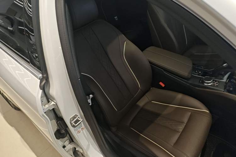 Used BMW 5 Series 2022 Restyled 530Li Leading Edition M Sport Package Right Front Seat