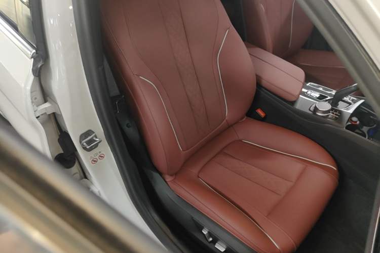 Used BMW 5 Series 2022 Second Facelift 530Li Leading Edition M Sport Package Right Front Seat