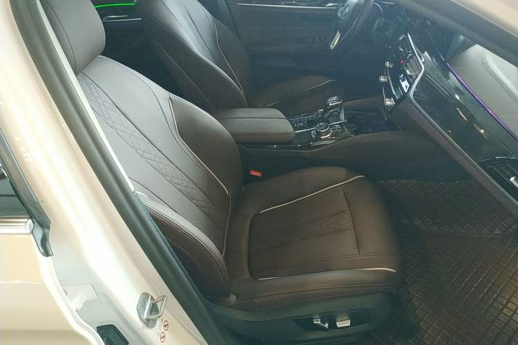 Used BMW 5 Series 2022 Restyled 525Li Luxury Package Right Front Seat
