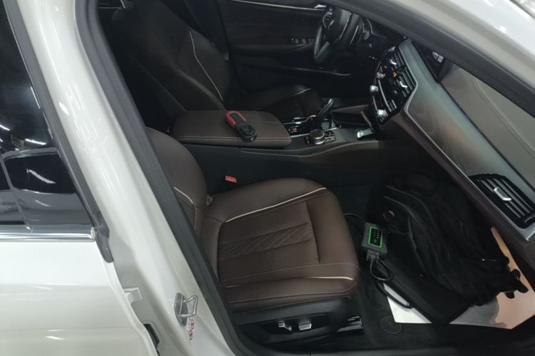 Used BMW 5 Series 2022 Second Facelift 530Li Leading Edition M Sport Package Right Front Seat