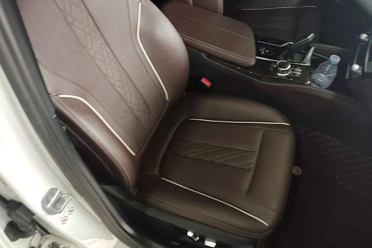 Used BMW 5 Series 2022 Restyled 525Li M Sport Package Right Front Seat