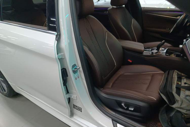 Used BMW 5 Series 2022 Second Facelift 530Li Leading Edition M Sport Package Right Front Seat