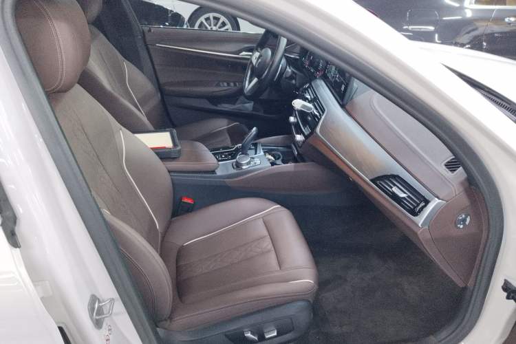 Used BMW 5 Series 2022 Second Facelift 530Li Leading Edition M Sport Package Right Front Seat