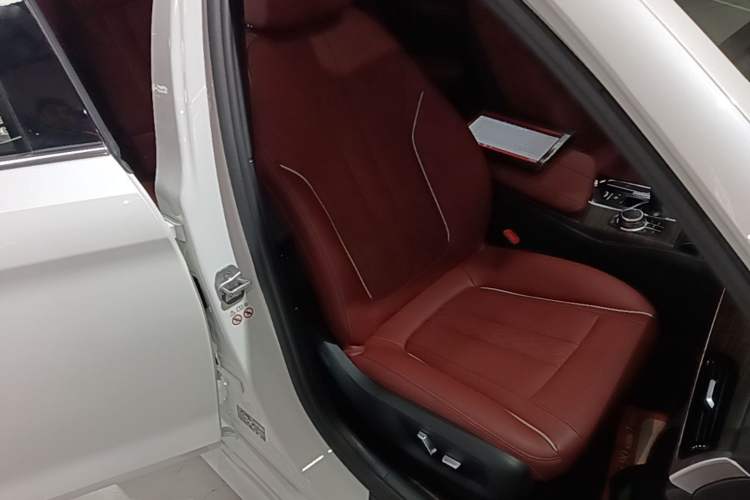Used BMW 5 Series 2022 Restyled 530Li Leading Edition M Sport Package Right Front Seat