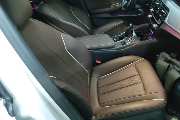 Used BMW 5 Series 2022 Restyled 530Li Leading Edition M Sport Package Right Front Seat