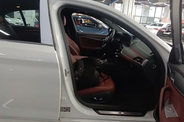 Used BMW 5 Series 2022 Restyled 530Li Leading Edition M Sport Package Right Front Seat