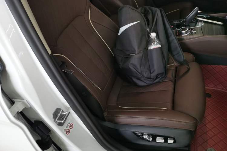 Used BMW 5 Series 2022 Second Facelift 530Li Luxury Edition Premium Package Right Front Seat