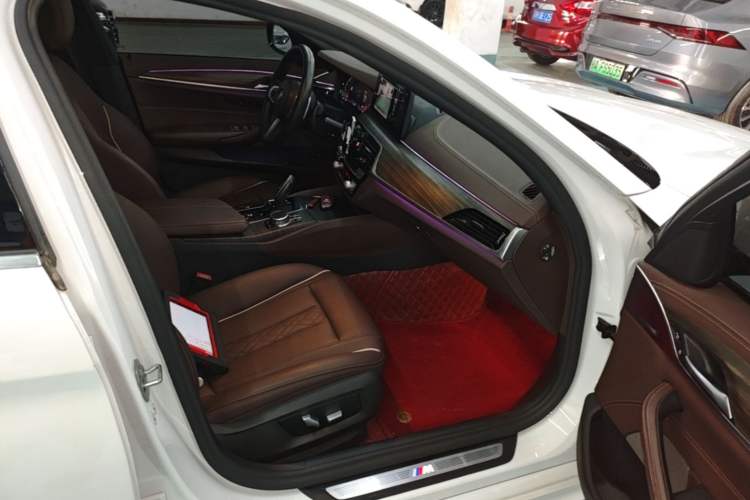 Used BMW 5 Series 2022 Restyled 530Li Leading Edition M Sport Package Right Front Seat