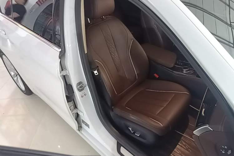 Used BMW 5 Series 2022 Second Facelift 525Li Luxury Package Right Front Seat