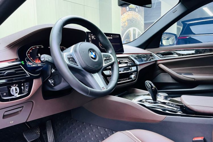 Used BMW 5 Series 2022 Restyled 525Li M Sport Package Right Front Seat