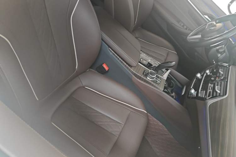 Used BMW 5 Series 2022 Restyled 530Li Leading Edition M Sport Package Right Front Seat