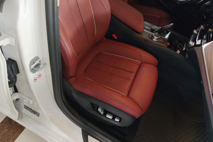 Used BMW 5 Series 2022 Second Facelift 530Li Luxury Edition Premium Package Right Front Seat
