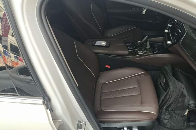 Used BMW 5 Series 2022 525Li Luxury Package Right Front Seat