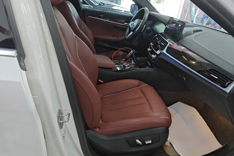 Used BMW 5 Series 2022 Restyled 530Li Leading Edition M Sport Package Right Front Seat