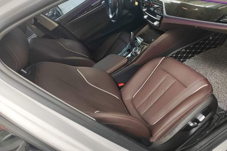 Used BMW 5 Series 2022 Restyled 525Li Luxury Package Right Front Seat