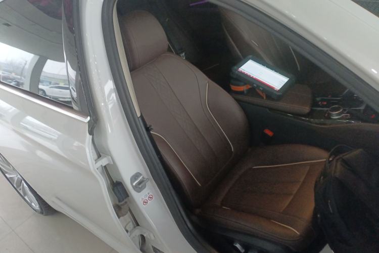 Used BMW 5 Series 2022 Restyled 525Li Luxury Package Right Front Seat