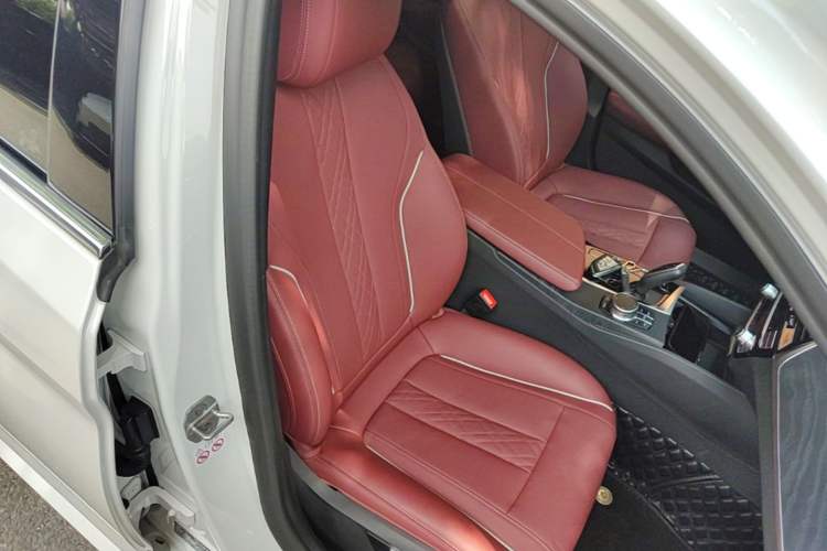Used BMW 5 Series 2022 Second Facelift 530Li Leading Edition M Sport Package Right Front Seat