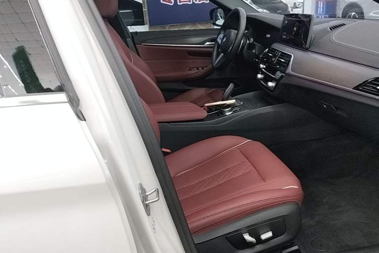 Used BMW 5 Series 2022 Second Facelift 530Li Leading Edition M Sport Package Right Front Seat