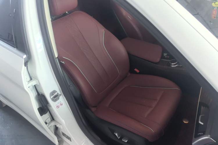 Used BMW 5 Series 2022 Second Facelift 530Li Leading Edition Luxury Package Right Front Seat