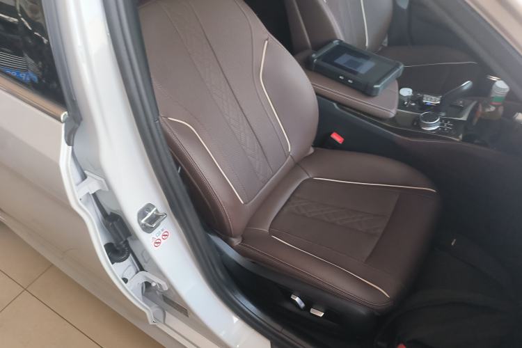 Used BMW 5 Series 2022 Restyled 525Li M Sport Package Right Front Seat