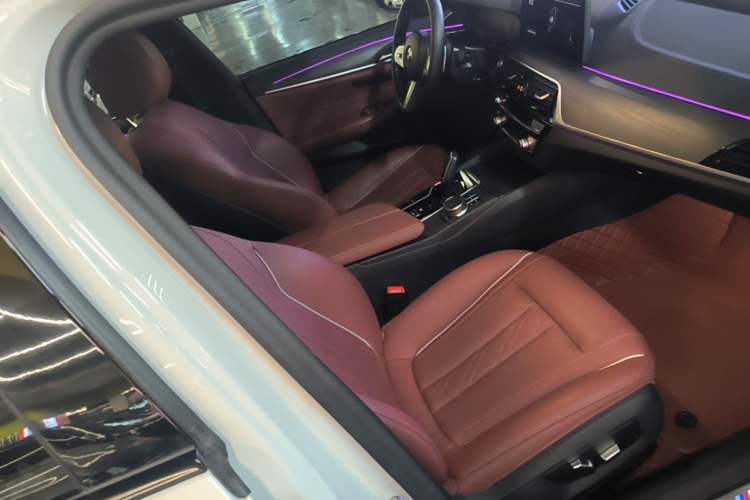Used BMW 5 Series 2022 Second Facelift 530Li Leading Edition M Sport Package Right Front Seat
