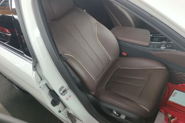 Used BMW 5 Series 2022 Restyled 530Li Leading Edition M Sport Package Right Front Seat