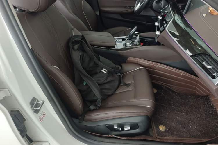 Used BMW 5 Series 2022 Restyled 525Li Luxury Package Right Front Seat