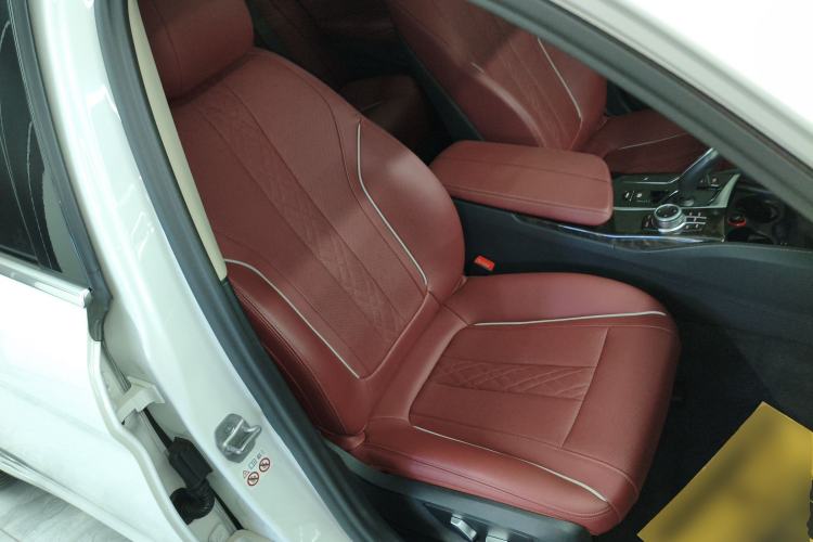 Used BMW 5 Series 2022 Restyled 525Li Luxury Package Right Front Seat