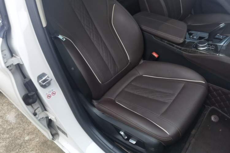 Used BMW 5 Series 2022 525Li Luxury Package Right Front Seat