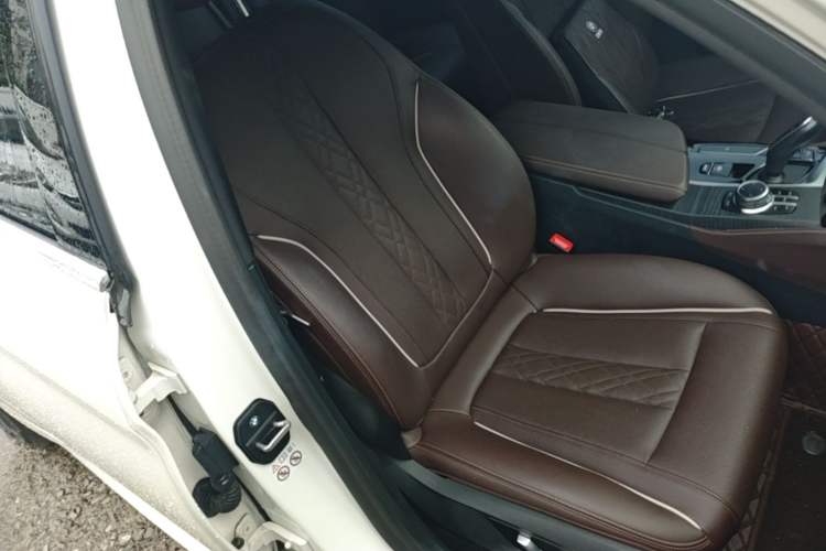 Used BMW 5 Series 2022 Restyled 530Li Leading Edition M Sport Package Right Front Seat