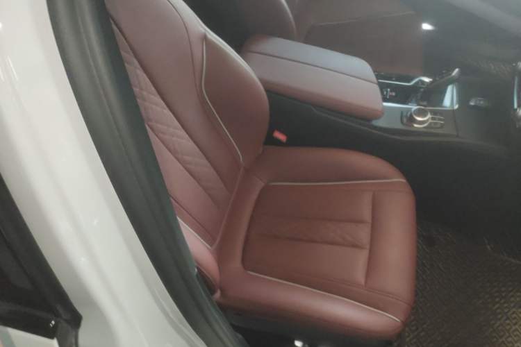 Used BMW 5 Series 2022 Restyled 530Li Leading Edition M Sport Package Right Front Seat