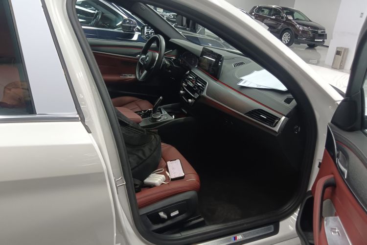 Used BMW 5 Series 2022 Restyled 530Li Leading Edition M Sport Package Right Front Seat