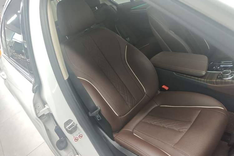 Used BMW 5 Series 2022 Updated 530Li xDrive Luxury Package Right Front Seat