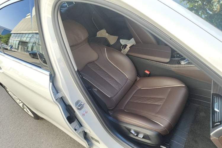 Used BMW 5 Series 2022 530Li Leading Luxury Package Right Front Seat