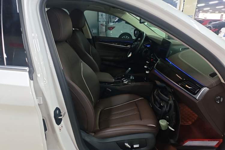 Used BMW 5 Series 2022 Restyled 525Li Luxury Package Right Front Seat