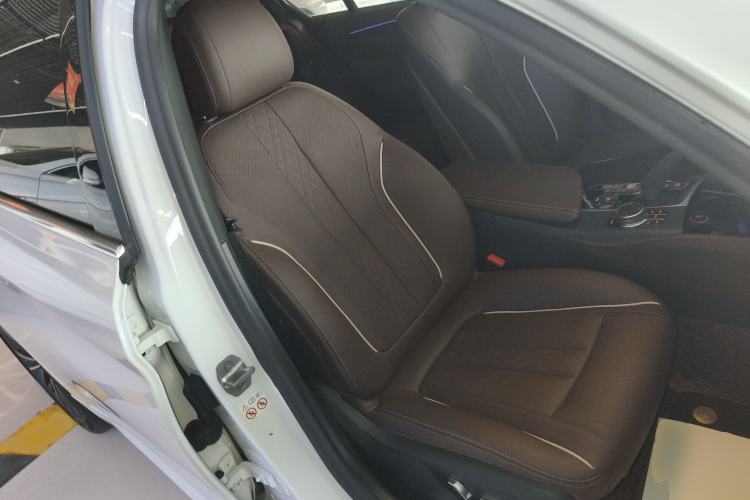 Used BMW 5 Series 2022 Restyled 530Li Leading Edition M Sport Package Right Front Seat
